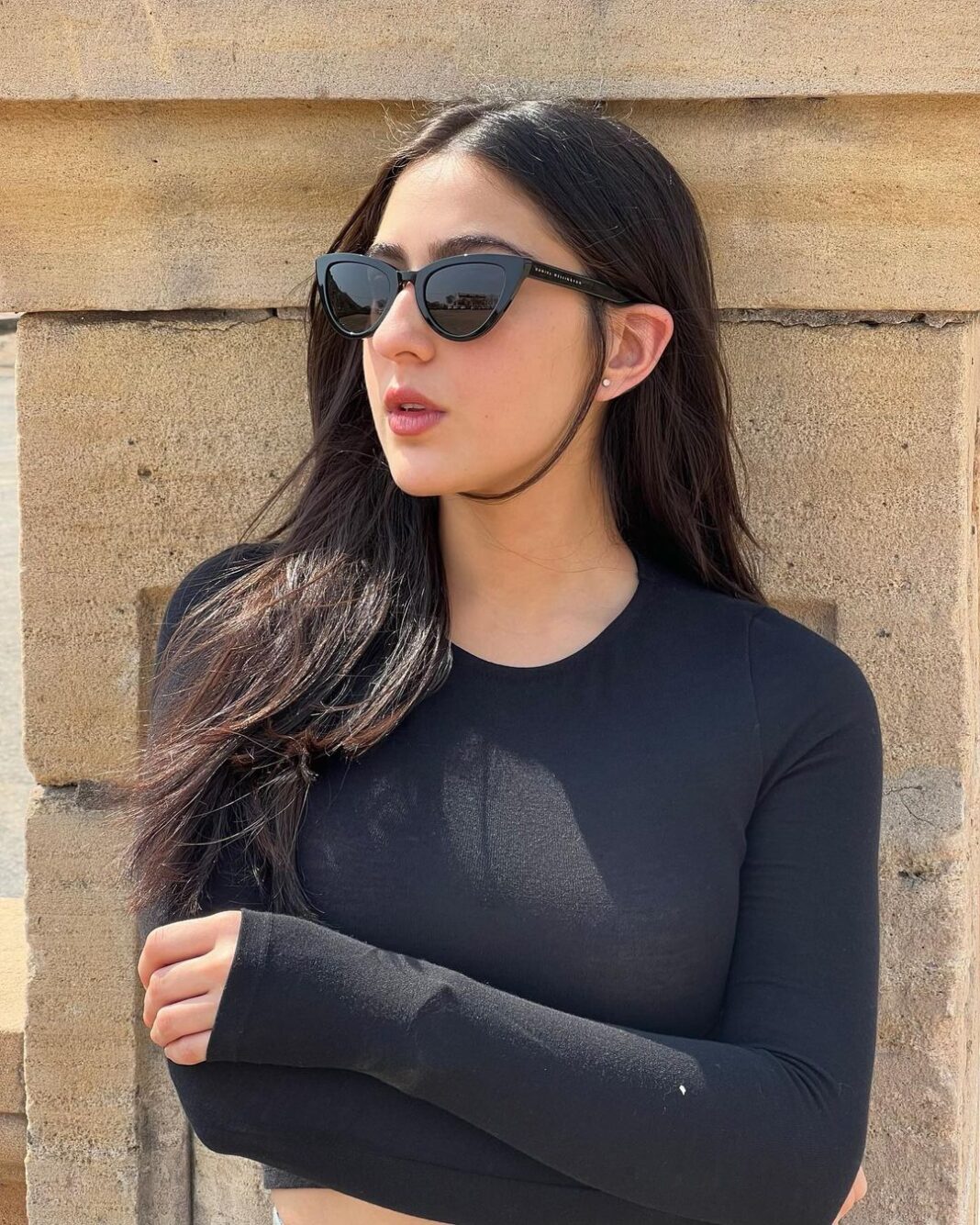 Sara Ali Khan Instagram - Summer Ready! ☀️🕶 Wearing the new LYNX from @danielwellington Eyewear collection. Bringing an edgy feminity to any look, these will surely make a lasting impression. Style your outfits this season with the new #dweyewear, shop from www.danielwellington.com and use my code SARAALI to get 15% off #danielwellington #partnership 📸 & 💇‍♀️: @the.mad.hair.scientist