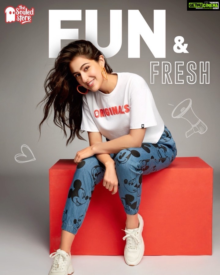 Sara Ali Khan Instagram - Today’s the day! 🥳 I have been waiting so long to make this announcement 😍📣 I am very proud to let you all know that I’ve invested in @thesouledstore 🙌🙌 It’s the first of its kind investment for me. I met the founders and the team of the #MadeInIndia brand last month and we were an instant match!! It gives me so much joy to present our FUN & FRESH Summer drop to you on The Souled Store website and app. Hope you enjoy my picks! Stay tuned for more fun drops ❤️ #thesouledstore #thesouledstorexsaraalikhan #partnership