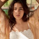 Sara Ali Khan Instagram - Hello Hello 👋 @hellomagindia 📸: @rohanshrestha 💄: @florianhurel 👗: @lakshmilehr 🎶: @parthmangla