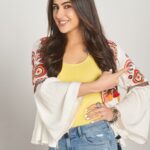 Sara Ali Khan Instagram - Budget ki tension ko ab bolo bye 👋🏻 @shopsy_app pe products shuru hote hain for Rs.5 🖐🏻🥳 Maine toh bahut kuch karlia buy 🛍 Download now, give it a try 🙏🏻 It happens only on #Shopsy, prices aise lage free jaise! 😎 #partnership
