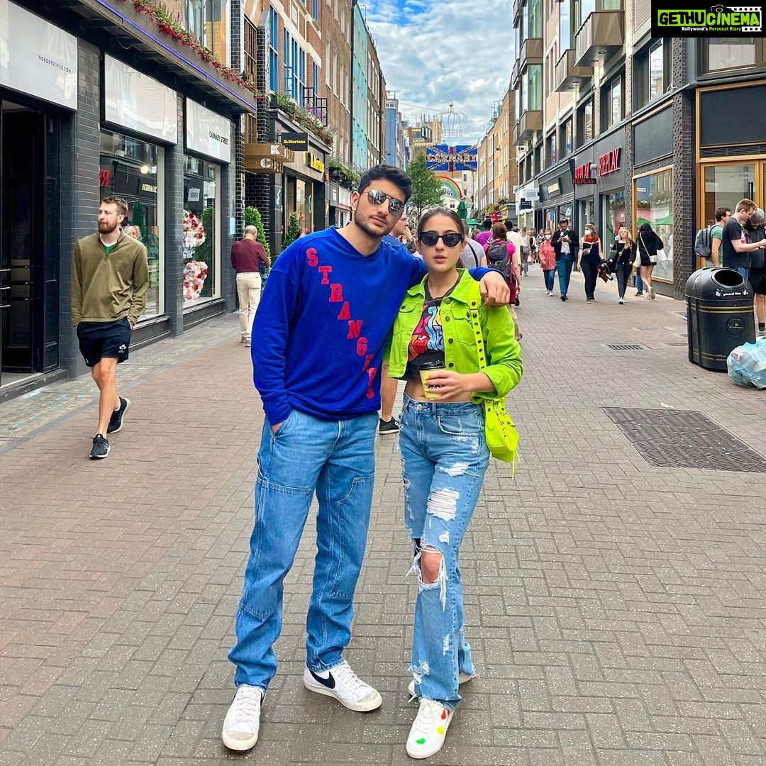 Sara Ali Khan Instagram - Summer vibe💚🔆 With my tribe 🌈 Kindly like, share and subscribe ✅