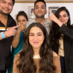 Sara Ali Khan Instagram - Watch Sara Beam 😁 Chilling with the dream team 😍 This is my scheme 💁🏻‍♀️ To see who knows me to the extreme 🙌 Some answers are trickier than they seem 🤟