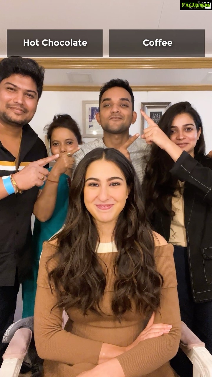 Sara Ali Khan Instagram - Watch Sara Beam 😁 Chilling with the dream team 😍 This is my scheme 💁🏻♀️ To see who knows me to the extreme 🙌 Some answers are trickier than they seem 🤟