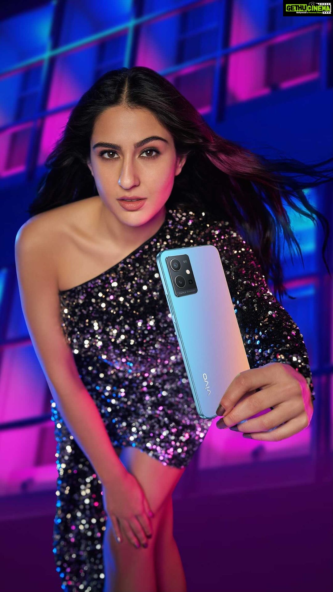Sara Ali Khan Instagram - The day of love is right around the corner. πππI'm getting ready for this special day in style with my all new #vivoY75 5G. This Valentine's Day, show your perfect style with your partner and stand a chance to meet* me online. βππ»ββοΈ Tag @vivo_india and use hashtags #ItsMy5GStyle & #vivoY75 when sending your entry!β *TnC Apply: bit.ly/3LqtzXg #partnership