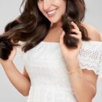 Sara Ali Khan Instagram - Rakhna chahte ho apne baalo ko ekdum Chaka Chak 💫💫✨✨ To ab Dandruff ko Bhagao Fata fat 💨 with the @mamaearth.in Tea Tree Shampoo! 💚 #Mamaearth #GoodessInside #partnership