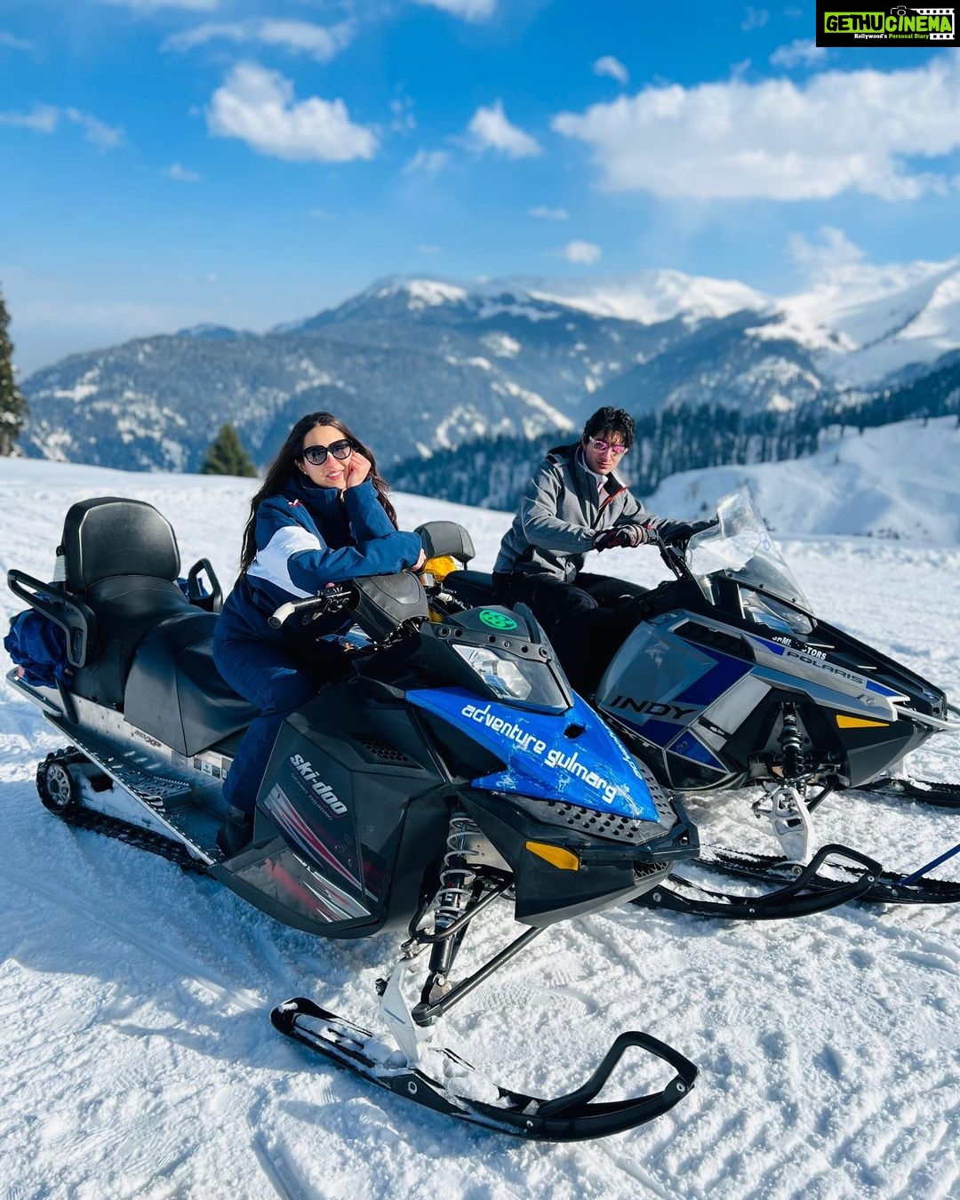 Sara Ali Khan Instagram - Icy breeze π§βοΈ Time to freeze π₯Ά Iggy Potter I always tease π Stalking him to smile and say cheese π§ But Iβm polite I always say please ππ» So itβs all good, we at ease π« Gulmarg, Kashmir