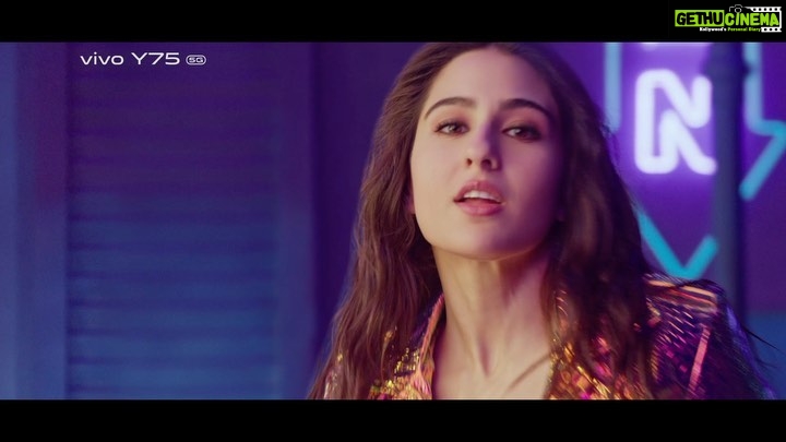 Sara Ali Khan Instagram - I've found a new style partner in the all-new #vivoY75 5G. ππ»ββοΈππͺ
ππ¦ With two stunning colours in Glowing Galaxy and Starlight Black, 8GB + 4GB Extended RAM & Dual-View Video, it has more than everything that I need. What's more? I can experience every day in 5G speed. Get ready for #ItsMy5GStyle Head to @vivo_india to get yours! #partnership