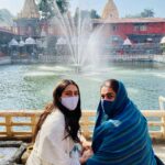 Sara Ali Khan Instagram – Maa aur Mahakal 👩‍👦🙏🏻🔱
#jaimahakal #jaibholenath Mahakaleshwar Jyotirlinga