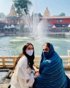 Sara Ali Khan Instagram - Maa aur Mahakal 👩‍👦🙏🏻🔱
#jaimahakal #jaibholenath