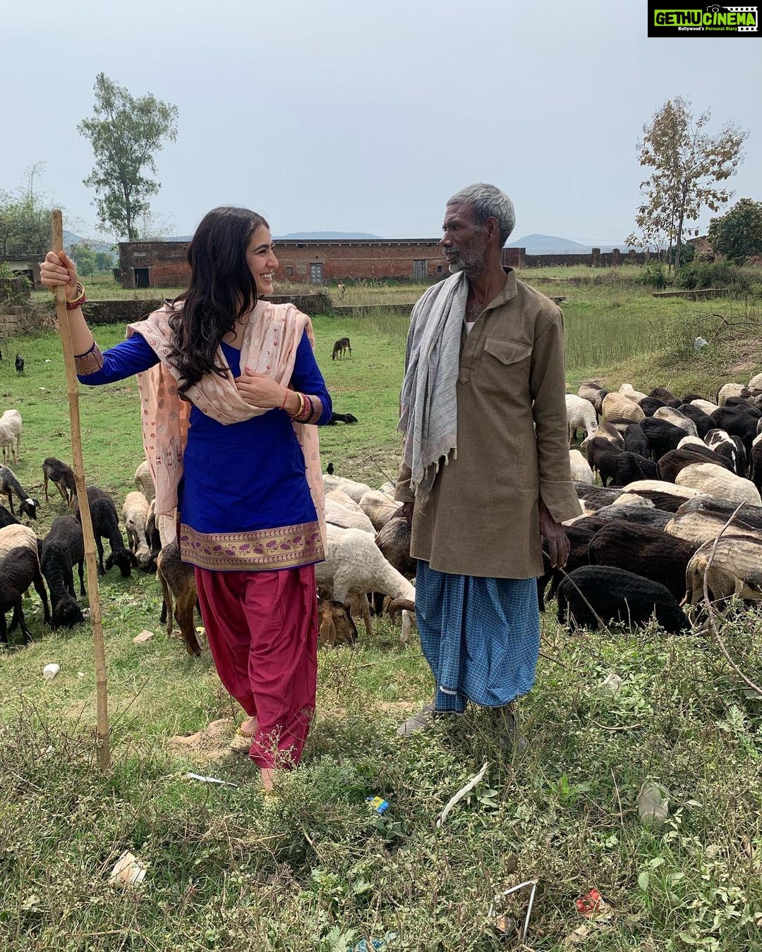 Sara Ali Khan Instagram - बकरी चराना 🐐 ट्रैक्टर चलाना🚜 Was it just photo ka bahana? 📸 Or Sara wishing it was a different zamana? 🌾🌳 Chakia, Uttar Pradesh