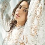 Sara Ali Khan Instagram - Mary had a little lamb 🐑 Its fleece was white as snow ❄️ Sara took Laksmi and Flo❤️ And there was a camera and Ro 📷 📸: @rohanshrestha 💄: @florianhurel 👗: @lakshmilehr