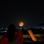 Sara Ali Khan Instagram - Rising and Setting Full Moon 🌕 Peaceful Purnima ☮️🧘‍♀️💜 Amongst the Stars