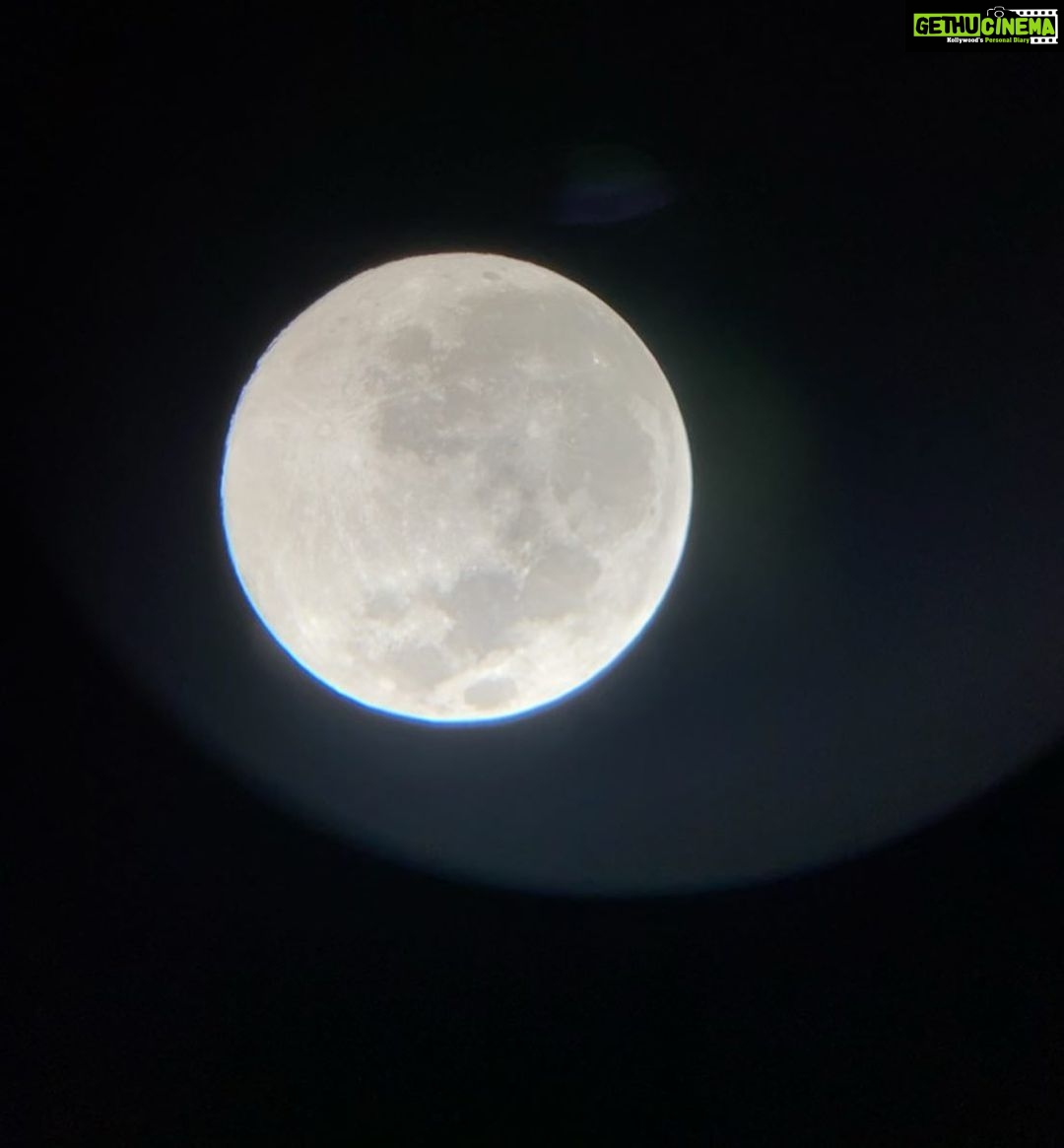 Sara Ali Khan Instagram - Rising and Setting Full Moon 🌕 Peaceful Purnima ☮️🧘♀️💜 Amongst the Stars