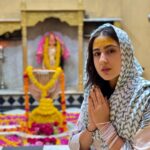 Sara Ali Khan Instagram - Nice to have you mere saath 🙌 Filming, inspiring, holding my haath 🤝 Being there and helping me for har ek baat 🤗 Thank you 🙏🏻 Jai Bholenath 🔱💟☮️ Nageshwar Jyotirling