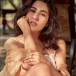 Sara Ali Khan Instagram - Hello Hello 👋 @hellomagindia 📸: @rohanshrestha 💄: @florianhurel 👗: @lakshmilehr 🎶: @parthmangla
