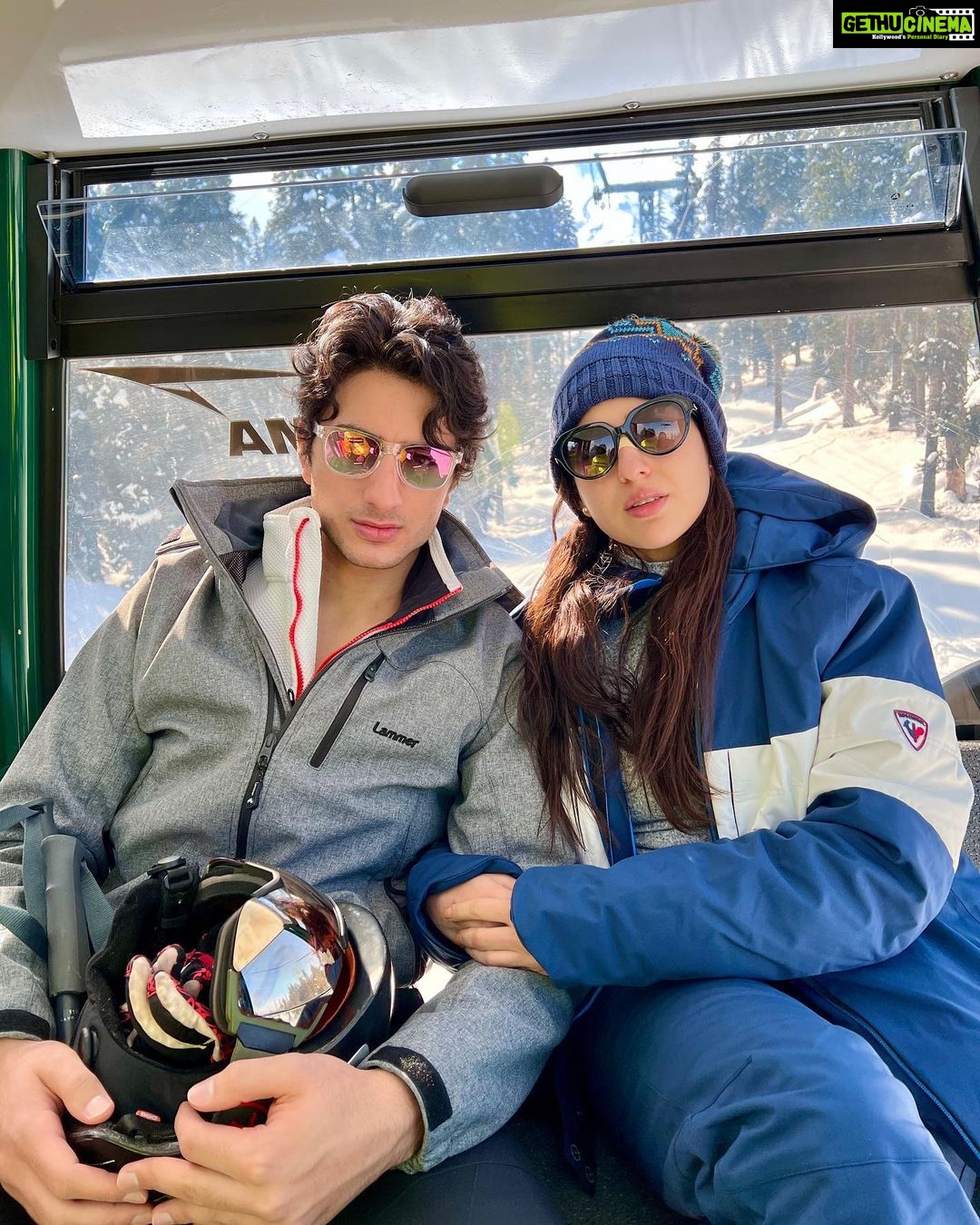 Sara Ali Khan Instagram - Icy breeze π§βοΈ Time to freeze π₯Ά Iggy Potter I always tease π Stalking him to smile and say cheese π§ But Iβm polite I always say please ππ» So itβs all good, we at ease π« Gulmarg, Kashmir