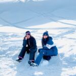 Sara Ali Khan Instagram – Icy breeze 🧊❄️ 
Time to freeze 🥶 
Iggy Potter I always tease 😈 
Stalking him to smile and say cheese 🧀 
But I’m polite I always say please 🙏🏻
So it’s all good, we at ease 👫 Gulmarg, Kashmir