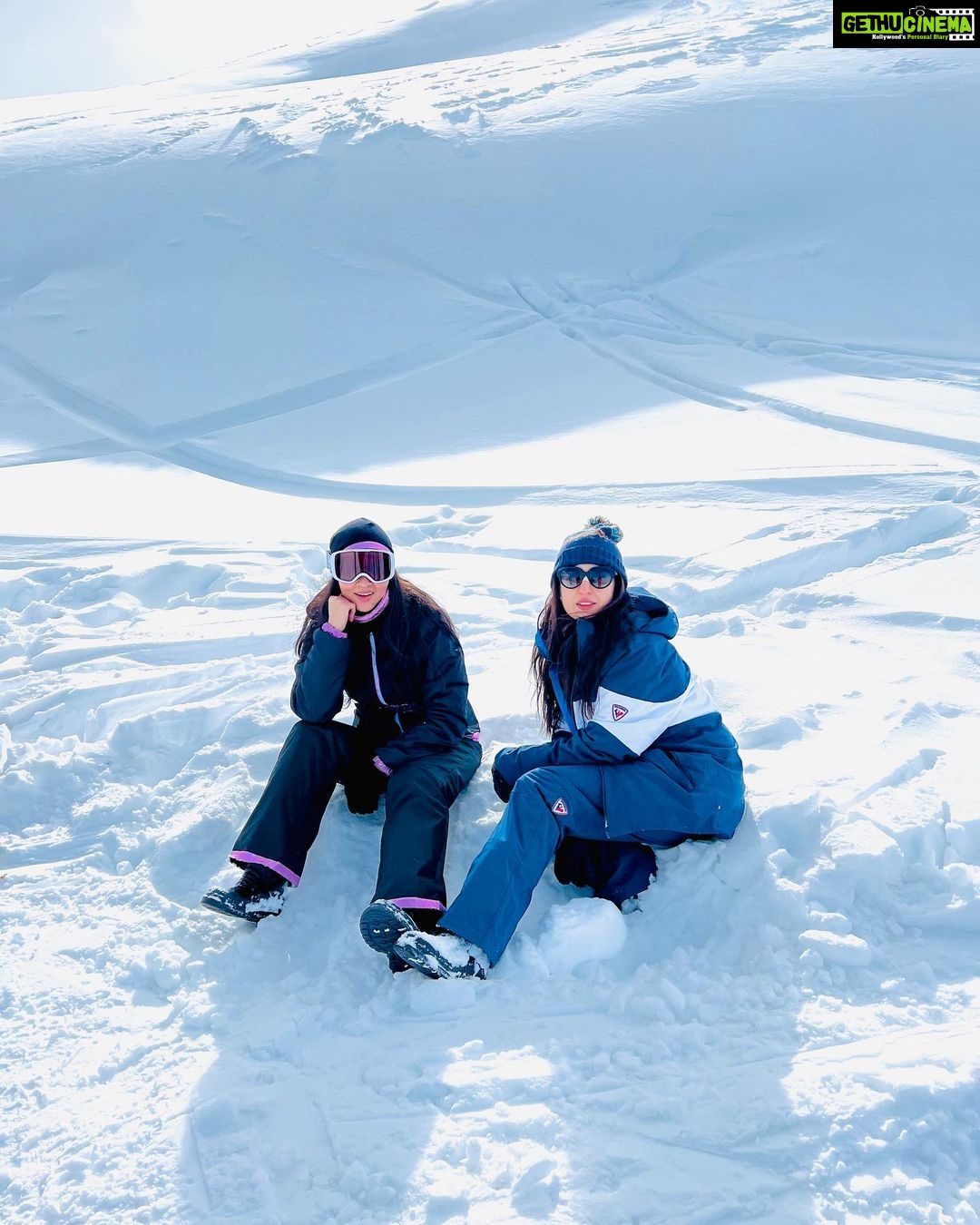Sara Ali Khan Instagram - Icy breeze π§βοΈ Time to freeze π₯Ά Iggy Potter I always tease π Stalking him to smile and say cheese π§ But Iβm polite I always say please ππ» So itβs all good, we at ease π« Gulmarg, Kashmir