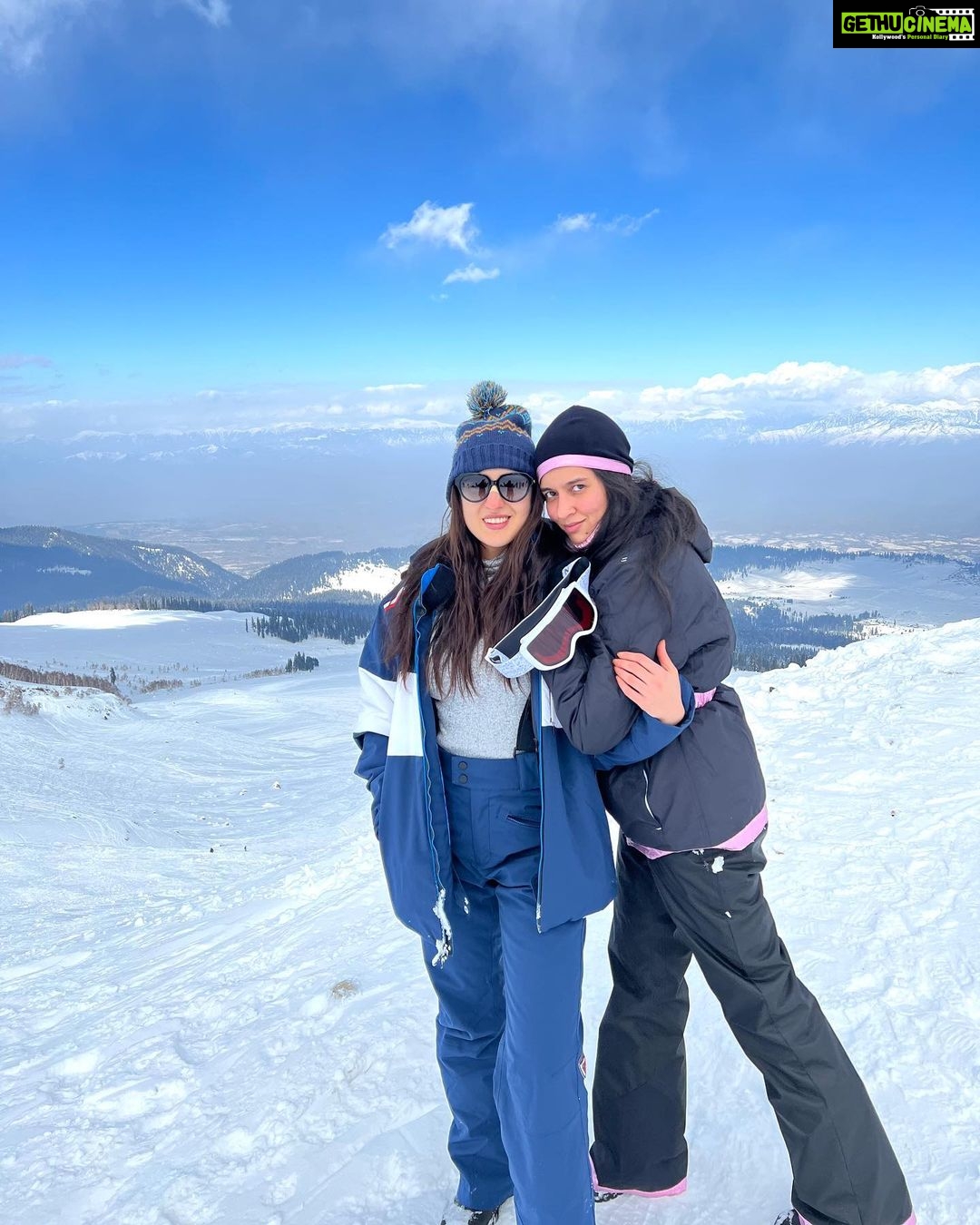 Sara Ali Khan Instagram - Icy breeze π§βοΈ Time to freeze π₯Ά Iggy Potter I always tease π Stalking him to smile and say cheese π§ But Iβm polite I always say please ππ» So itβs all good, we at ease π« Gulmarg, Kashmir