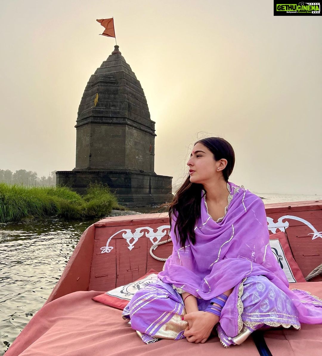 Sara Ali Khan Instagram - 💟☮️💁🏻♀️ Narmada River