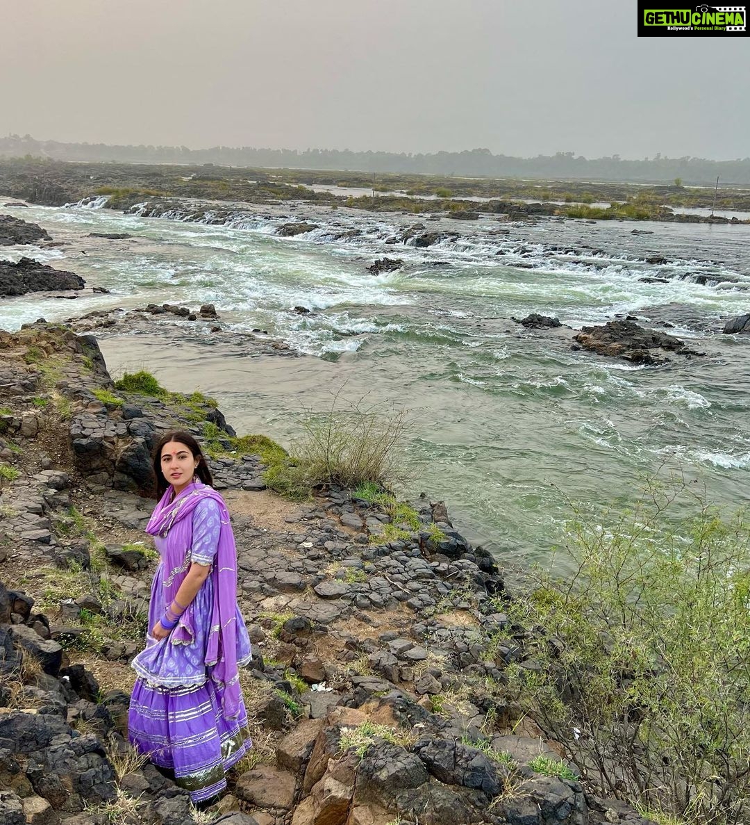 Sara Ali Khan Instagram - 💟☮️💁🏻♀️ Narmada River