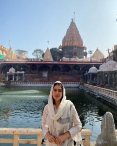 Sara Ali Khan Instagram - Maa aur Mahakal 👩‍👦🙏🏻🔱
#jaimahakal #jaibholenath