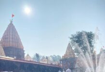 Sara Ali Khan Instagram - Maa aur Mahakal 👩‍👦🙏🏻🔱 #jaimahakal #jaibholenath Mahakaleshwar Jyotirlinga