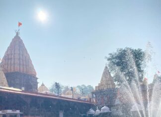 Sara Ali Khan Instagram - Maa aur Mahakal 👩‍👦🙏🏻🔱 #jaimahakal #jaibholenath Mahakaleshwar Jyotirlinga