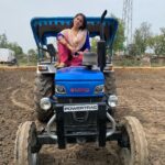 Sara Ali Khan Instagram – बकरी चराना 🐐
ट्रैक्टर चलाना🚜
Was it just photo ka bahana? 📸 
Or Sara wishing it was a different zamana? 🌾🌳 Chakia, Uttar Pradesh