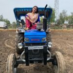 Sara Ali Khan Instagram - बकरी चराना 🐐 ट्रैक्टर चलाना🚜 Was it just photo ka bahana? 📸 Or Sara wishing it was a different zamana? 🌾🌳 Chakia, Uttar Pradesh