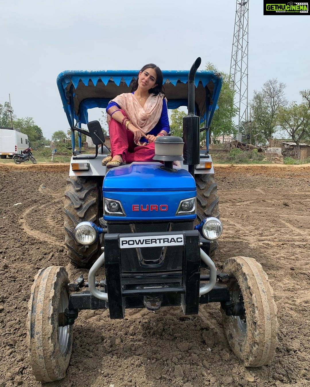Sara Ali Khan Instagram - बकरी चराना 🐐 ट्रैक्टर चलाना🚜 Was it just photo ka bahana? 📸 Or Sara wishing it was a different zamana? 🌾🌳 Chakia, Uttar Pradesh
