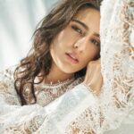 Sara Ali Khan Instagram – Mary had a little lamb 🐑 
Its fleece was white as snow ❄️ 
Sara took Laksmi and Flo❤️
And there was a camera and Ro 📷 
📸: @rohanshrestha 
💄: @florianhurel 
👗: @lakshmilehr