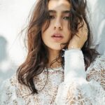 Sara Ali Khan Instagram – Mary had a little lamb 🐑 
Its fleece was white as snow ❄️ 
Sara took Laksmi and Flo❤️
And there was a camera and Ro 📷 
📸: @rohanshrestha 
💄: @florianhurel 
👗: @lakshmilehr