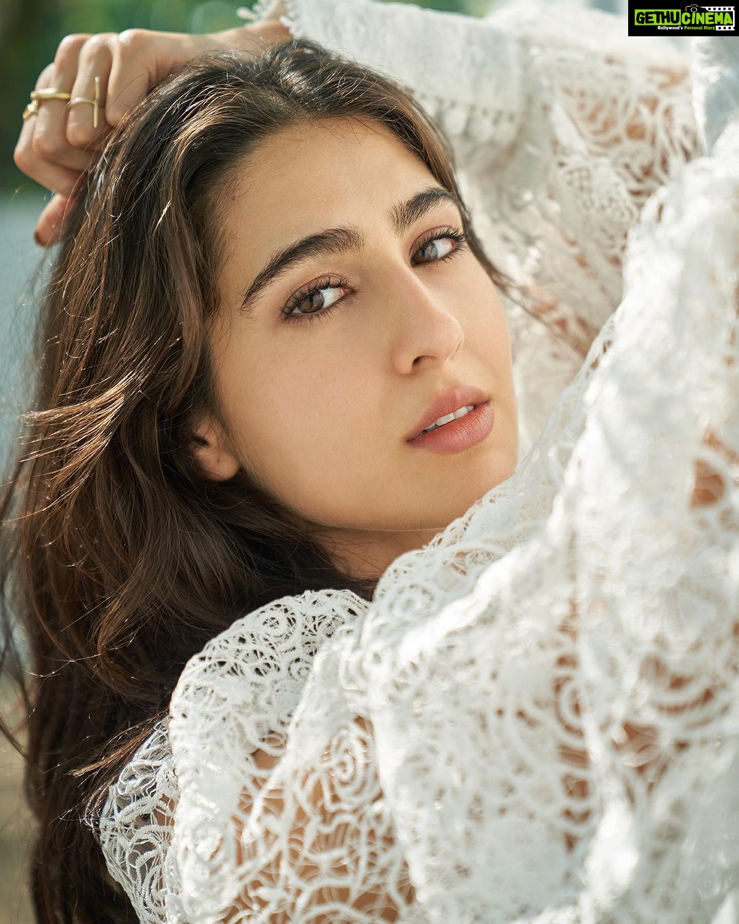 Sara Ali Khan Instagram - Mary had a little lamb 🐑 Its fleece was white as snow ❄️ Sara took Laksmi and Flo❤️ And there was a camera and Ro 📷 📸: @rohanshrestha 💄: @florianhurel 👗: @lakshmilehr