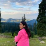 Sara Ali Khan Instagram - Major mountain missing 🏔 Especially the sun kissing 🔆 #throwback Kashmir