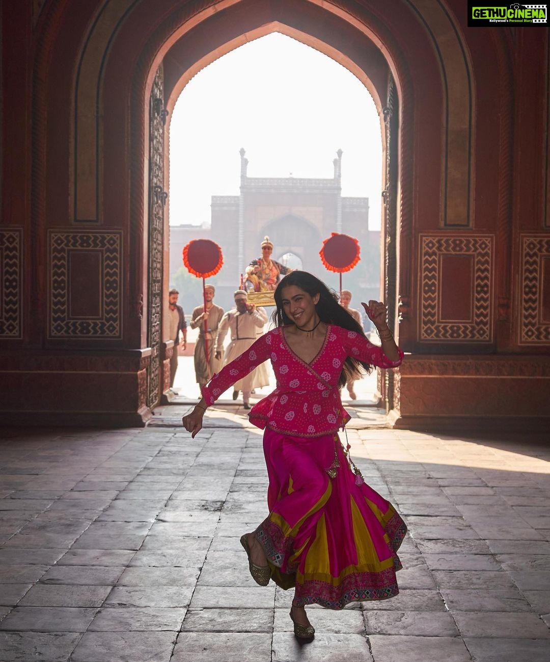 Sara Ali Khan Instagram - This photo accurately depicts how Iām feeling after getting so much ā¤ļø for Atrangi Re ššš (The second photo is just my mandatory Taj Mahal posed picture š¤Ŗ) šø: @harjeetsphotography Taj Mahal, Agra City