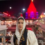 Sara Ali Khan Instagram - Jai Mahakal 🙏🏻🌕🌝🔱 Mahakaleshwar Jyotirlinga