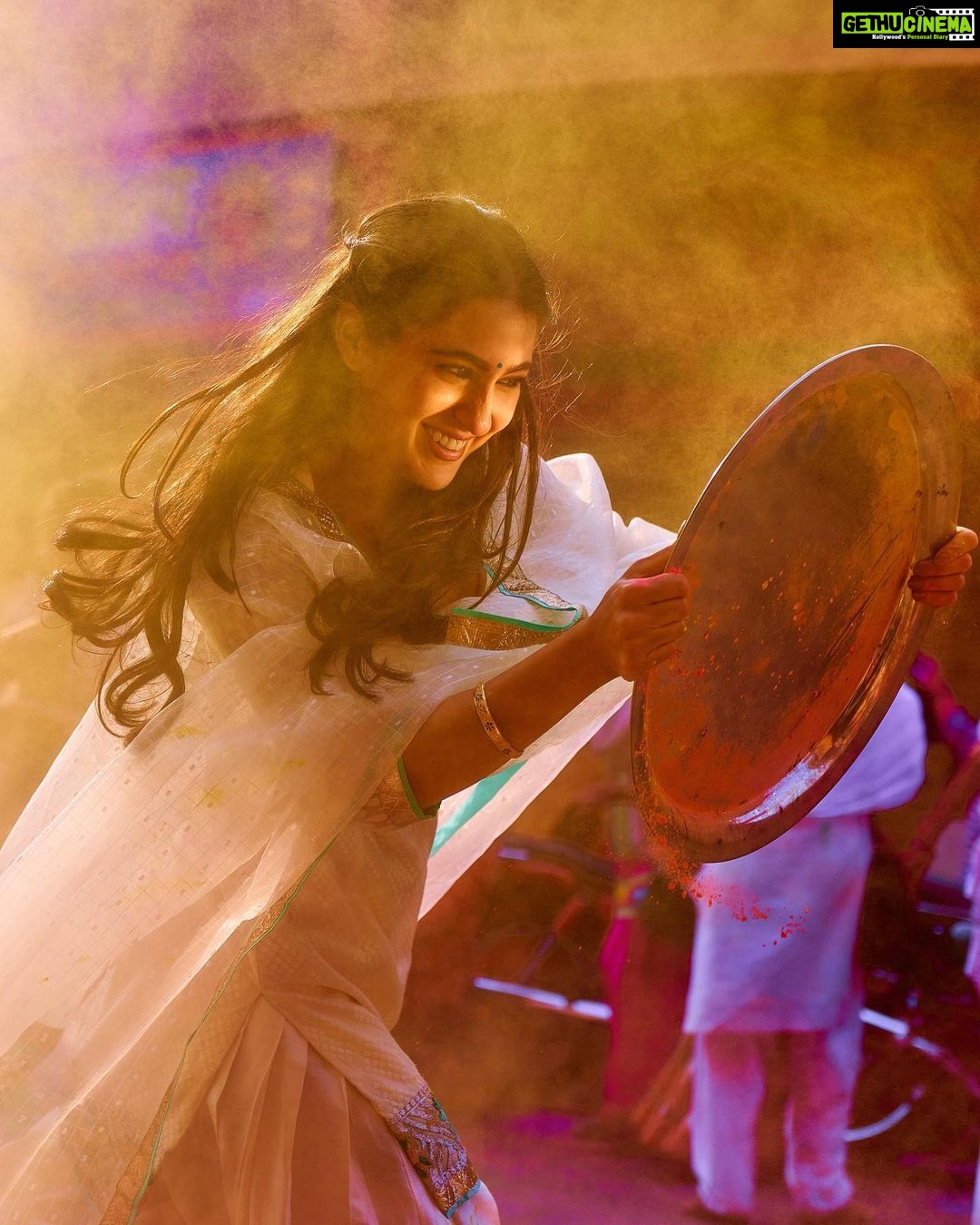 Sara Ali Khan Instagram - Atrangi Ladki π Satrangi Rang π Canβt wait for tomorrow β° To share Rinku aap sabke sang π€