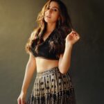 Sara Ali Khan Instagram - The more you shine, the more you’re mine ✨💫🌟💥 #chakachak 👗: @stylebyami @manishmalhotra05 💇‍♀️: @ayeshadevitre @sajzdot 💄: @kavyesharmaofficial 📸: @mohitvaru