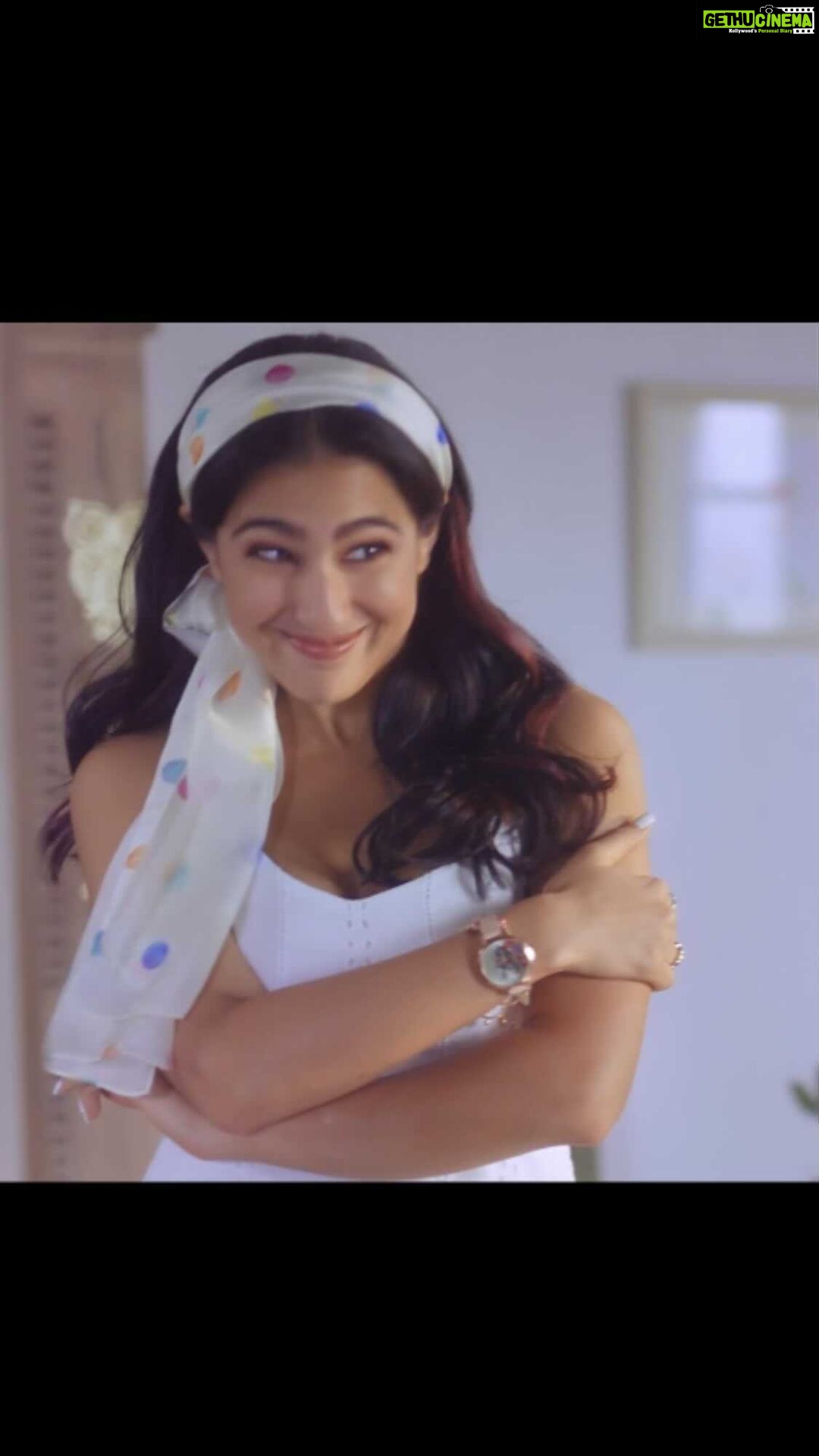 Sara Ali Khan Instagram - Raindrops on roses and whiskers on kittens🌹🐱 Bright rose gold cases have Sara smitten!🤩🤩🤩 Vibrant designs that make her heart sing🎶💕 These are few of Sara's favourite things!🌈🌈🌈 Here's to Looking Good #WithChumbak! Presenting the new Watch collection @chumbak Check it out at chumbak.com and in stores💫 #partnership