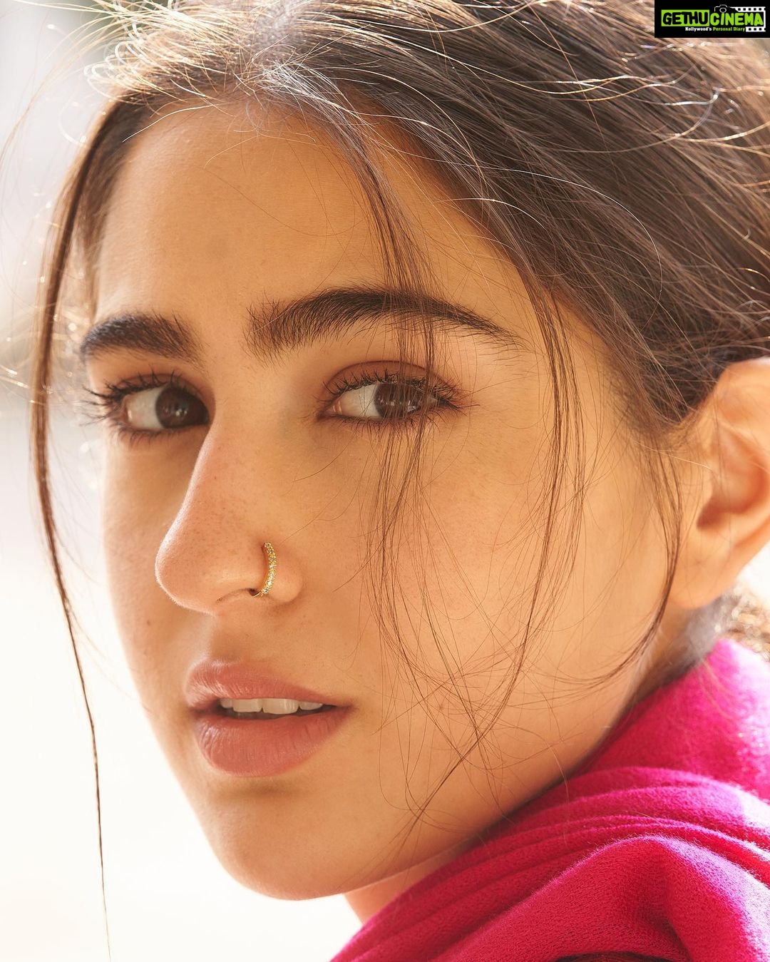 Sara Ali Khan Instagram - Many moods and emotions of Rinkuππ»ββοΈπ Loving β€οΈ thoughtful π emotional πΏ humoured π€£ fed up π€¦π»ββοΈ nervous π¬ suspicious π€¨ longing π πΈ: @harjeetsphotography π₯ & π€: @aanandlrai