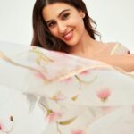 Sara Ali Khan Instagram - Hath Mein Teri Khushbu Hai 🌸💐 Khushbu Se Dil Behla Hai 💗 Yeh Hathon Se Yun Fisla Hai 🤲 Ho Jaise Rait Zara Si ⏳💘 👗: @tanghavri 💄: @kavyesharmaofficial 💇‍♀️: @ayeshadevitre 📸: @priyankknandwana