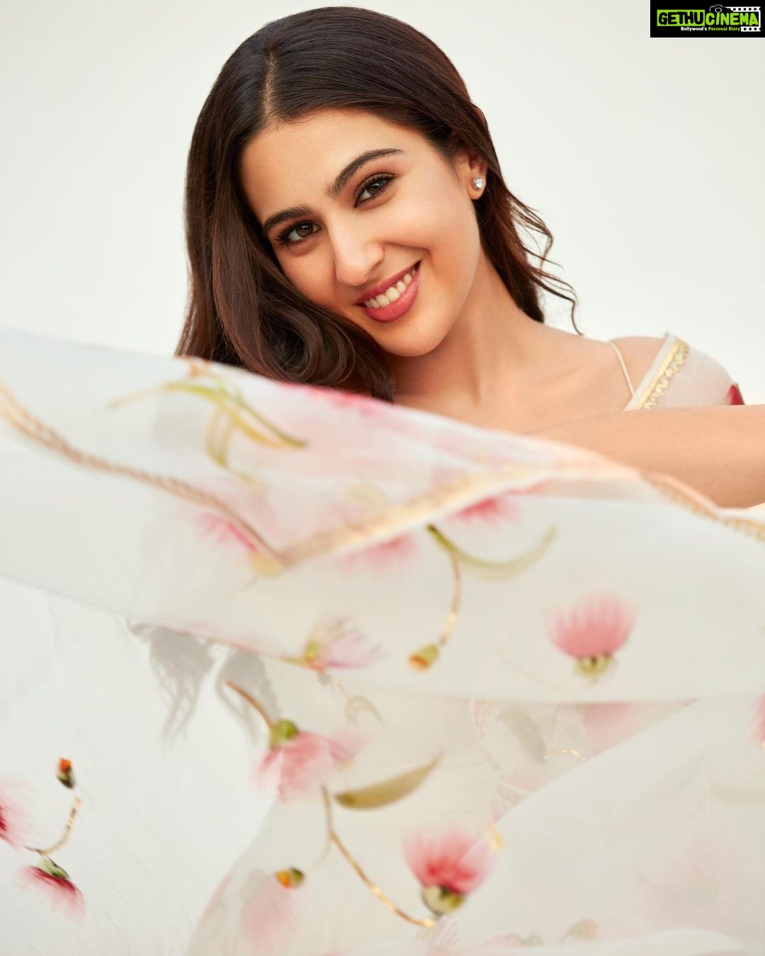 Sara Ali Khan Instagram - Hath Mein Teri Khushbu Hai πΈπ Khushbu Se Dil Behla Hai π Yeh Hathon Se Yun Fisla Hai π€² Ho Jaise Rait Zara Si β³π π: @tanghavri π: @kavyesharmaofficial πββοΈ: @ayeshadevitre πΈ: @priyankknandwana