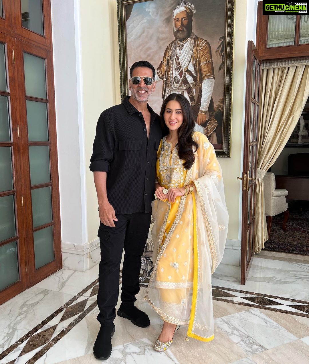 Sara Ali Khan Instagram - Chakachak meets Garda 💫🔥🪄 #atrangire @akshaykumar