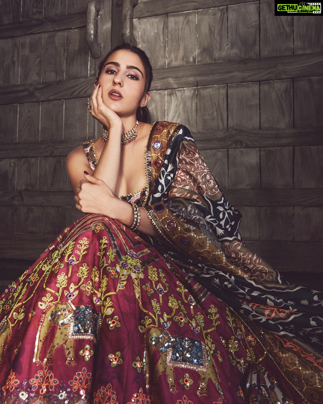 Sara Ali Khan Instagram - Chakachak ✨💫⭐️🤩 👗: @tanghavri 💄: @vardannayak 💇♀️: @ayeshadevitre @sajzdot 📸: @kadamajay
