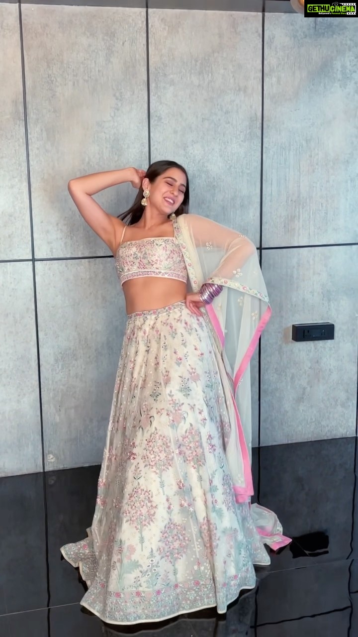 Sara Ali Khan Instagram - ✨💫⭐️🪄 👗: @tanghavri