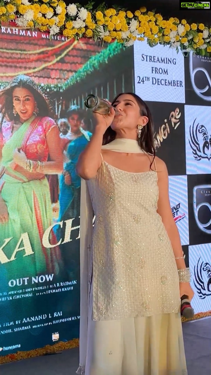 Sara Ali Khan Instagram - Thank you for making me feel Chakachak💃💫✨ Now keep giving Rinku love and wish her luck 🍀💕💞 #grateful #excited #AtrangiRe