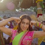 Sara Ali Khan Instagram - Bihar Ki chori ka nikla Gaana 💕 Ab har shaadi par yahi bajana 🎊🎉 Guarantee majaa aana 💃💃 #ChakaChak Out now (link in bio) #AtrangiRe streaming from 24th December on #DisneyPlusHotstarMultiplex @DisneyPlusHotstar @aanandlrai @akshaykumar @DhanushKRaja @arrahman @shreyaghoshal #BhushanKumar @kamil_irshad_official @vijayganguly #HimanshuSharma @cypplofficial #CapeOfGoodFilms @tseriesfilms @tseries.official @ashishsverma
