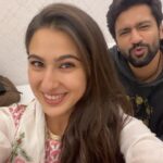 Sara Ali Khan Instagram - Sara knocks ✊ @vickykaushal09 rocks ✌️ Time to set your clocks ⏰ Chakachak tomorrow- out of the box 🎁 #SaraKiShayari #RinkuKiTayari