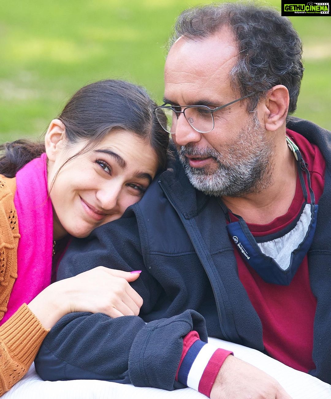 Sara Ali Khan Instagram - Happy Thanksgiving š¦š¤ššš» Iām truly thankful for you @aanandlrai sir. Thank you for giving me Rinku. Lekin, picture abhi baaki hai š„šæ #AtrangiRe #bts #tbt #gratitude #thankful